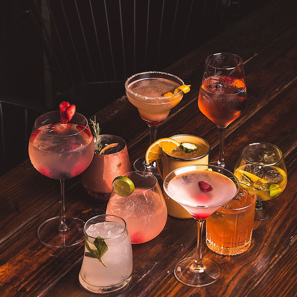 Selección de cocteles de la mixología de Coss sobre mesa de madera